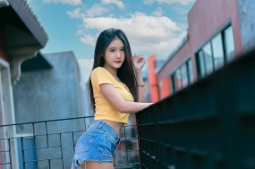 日本童颜性感美女图片